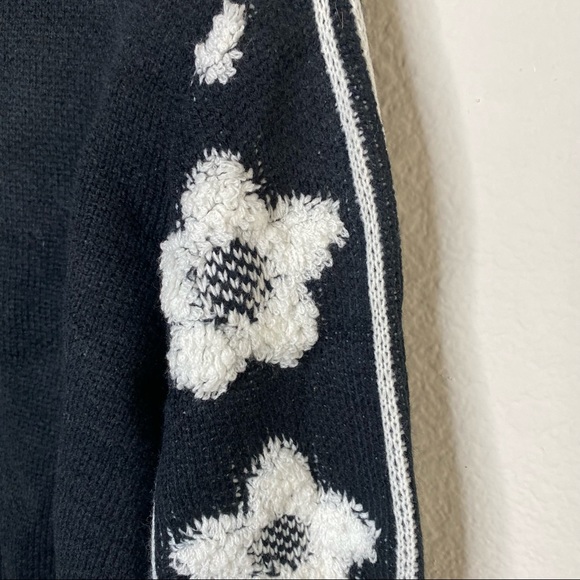 Cute sweater! - Picture 12 of 12